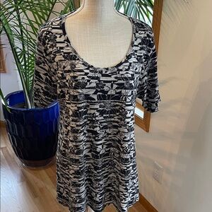 LuLaRoe Black and Cream Floral Short Sleeve Top